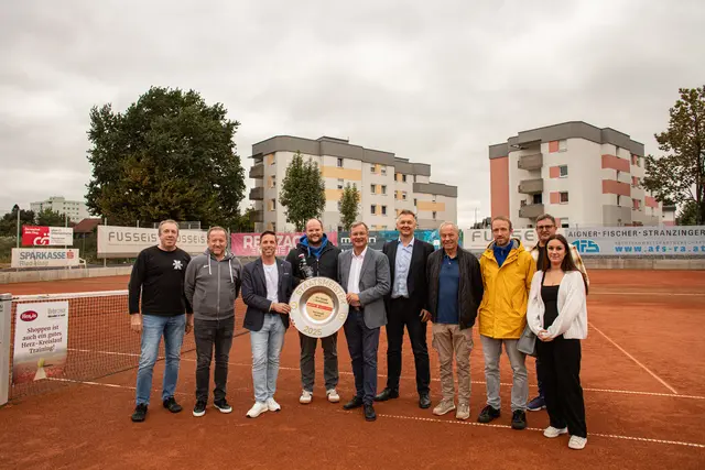Vertreter des Sportausschusses mit Florian Reiter vom UTC Fischer Ried. | Foto: Julia Martin/Stadtamt Ried