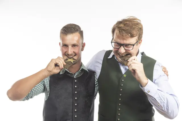 Ing. Bernhard Lappi von Lappi &amp; Lappi Holzbau aus Gabersdorf ist stolz auf seinen Lehrling Kevin Sgerget, der seine Lehre als Zimmermann mit ausgezeichneten Erfolg absolviert hat. | Foto: Foto Fischer