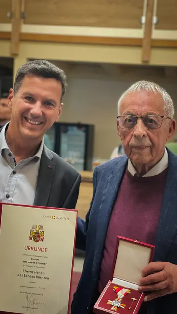 Landesrat Daniel Fellner (l.) übergab das Ehrenzeichen des Landes Kärnten an den Jubilar Josef "Sepp" Thurner (r.). | Foto: Kiwanis Club Gailtal