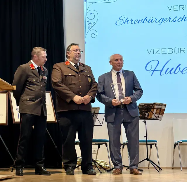 Feuerwehrkommandanten OBI Walter Pfisterer (FF Steinabrückl) und HBI Martin Huber (FF Wöllersdorf) danken Vzbgm.a.D. Hubert Mohl für die stets treue Unterstützung.
