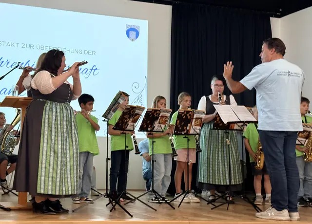Musikverein und Jugendblasorchester unter der Leitung von Mag. Bernhard Pfaffelmaier mit Beethovens "Ode an die Freude"