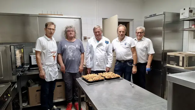 vlnr.: Werner Rinnhofer, Kurt Rieger, Harald Vlasek, Küchenchef Manfred Dam und Rudolf Haiden (Männerkochgruppe Wöllersdorf-Steinabrückl)