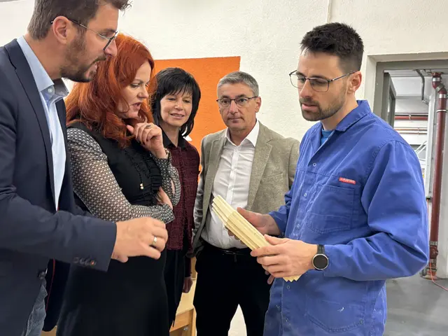 Bei einem Lokalaugenschein im Dezember 2024 überzeugten sich Landesrätin Cornelia Hagele, Bürgermeister Christian Härting und Dietmar Meinschad von der Bildungsdirektion Tirol von der hohen Qualität der PTS Telfs.