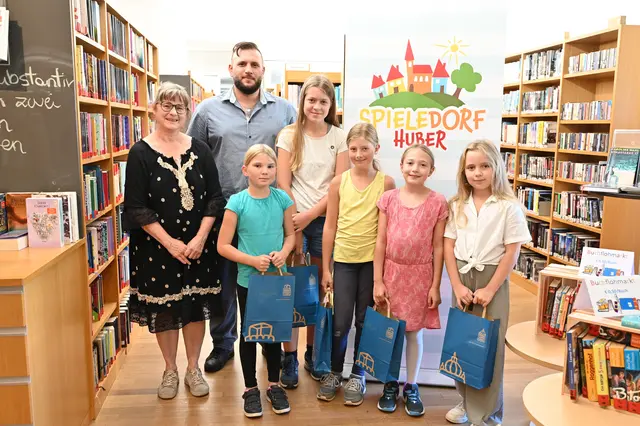 v.l.: Gudrun Huemer (Bibliothek), Lukas Huber (Spieledorf Huber) mit den Gewinnerinnen Elena Prüller, Annika Moser, Valerie Bramberger, Nora
Reingruber und Caroline Stradner. | Foto: Stadt Waidhofen/Ybbs