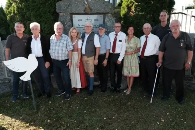 Kameraden aus Weichstetten mit Bezirksobmann W. Haslehner (2. v. l.) und Oftering
Präsident Toni Hüttmayr mit Gattin, Bürgermeisterin Margit Angerlehner sowie Kameraden aus Bayern, Weichstetten und Oftering. | Foto: OÖKB