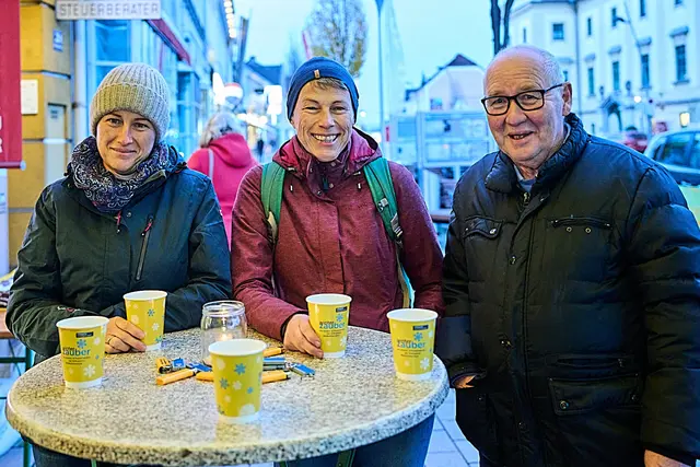 Glühweinstand der Volkspartei in Wieselburg: Angelika Brandl, Elfriede Wagner und Franz Ditzer | Foto: FotoLois.com/Alois Spandl