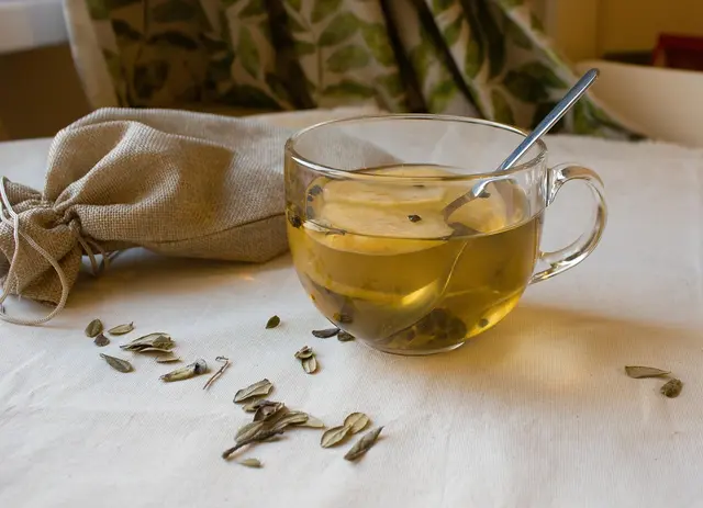 Besonders junge Salzburgerinnen und Salzburger greifen immer öfter zu Energy-Drinks, während andere mit Tee- und Pflanzengetränken sanfter wach bleiben wollen. | Foto: Symbolbild pixabay.com