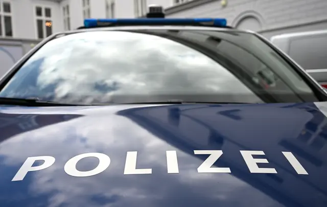 Eine 17-Jährige soll ihren elf Jahre älteren Ex mit einem Küchenmesser in der Wohnung attackiert haben. Dieser soll sie vorher geschlagen und gewürgt haben. (Symbolfoto) | Foto: HELMUT FOHRINGER / APA / picturedesk.com