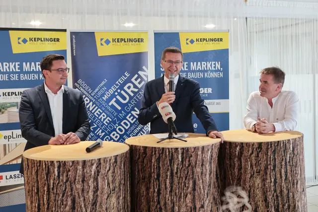 Pressegespräch im neuen Sportpark Keplinger in Traun – v.l.: Bürgermeister Karl-Heinz Koll, Traun, Wirtschafts- und Sport-Landesrat Markus Achleitner und Josef Simmer, Geschäftsführer Keplinger GmbH.

 | Foto: Land OÖ / Andreas Maringer