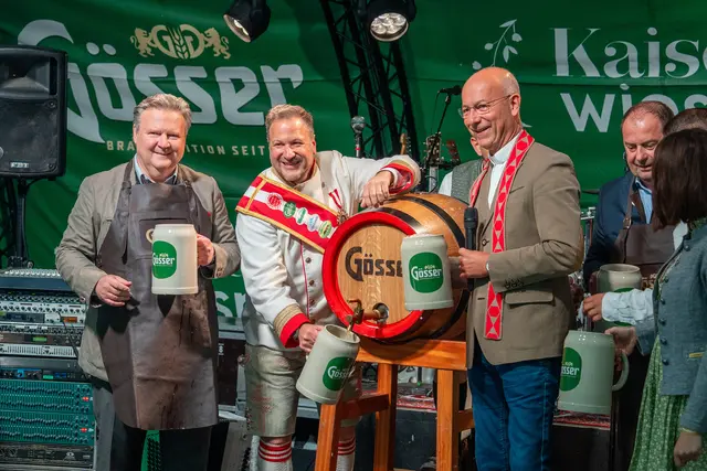 "O’zapft is!" – Bürgermeister Michael Ludwig und Wiesn-Kaiser Johann I., eröffneten gemeinsam mit   Dompfarrer Toni Faber und Bezirksvorsteher Alexander Nikolai die Wiener Kaiser Wiesn 2025. (v.l.) | Foto: Valentina Marinelić/MeinBezirk
