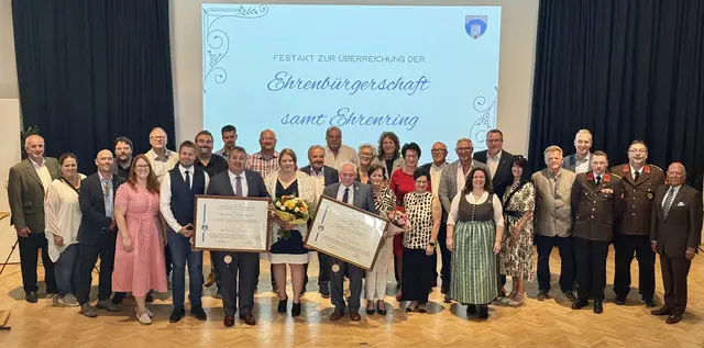 Gruppenbild mit Wegbegleitern aus Gemeinde, Politik und Vereine, vorne vlnr.: Bgm. Hubert Postiasi (Pernitz), GR Barbara Haas, JGR Wolfgang Gaupmann, Bgm. Katharina Trettler (Waldegg), VP-Bgm. Florian Pfaffelmaier (Wöllersdorf-Steinabrückl),  Ehrenbürger Bgm.a.D. Gustav Glöckler mit Gattin Barbara, Ehrenbürger Vzbgm.a.D. Hubert Mohl mit Gattin Helga, Volksschuldirektorin Katja Knabel (VS Wöllersdorf &amp; Steinabrückl), Monika Swoboda-Holzer (Obfrau Musikverein), GR Claudia Schmidt, GR Josef Bilnder, Feuerwehrkommandanten OBI Walter Pfisterer (FF Steinabrückl) und HBI Martin Huber (FF Wöllersdorf), GRa.D. Richard Czujan; 
dahinter vlnr.: OV Mag. Günther Kittler,  gfGR Philipp Palotay, GR Roman Gräbner, GRa.D. Christoph Meiringer (ehem. Steinbrecher), GR Martin Lobner, Laudator NR Bgm. a.D. Johann Rädler, Erwin Kaindl (Präs. ASKÖ Wöllersdorf), Laudator gfBGR Ingrid Haiden, GR Petra Meitz, Vzbgm. Friederike Hornung (Markt Piesting), Dechant MMag. Waclaw Radziejewski (Gemeindepfarrer), Bgm. Franz Stiegler (Matzendorf-Hölles), gfGR Thomas Opavsky, Obmann Karl Bock (TTV Steinabrückl).