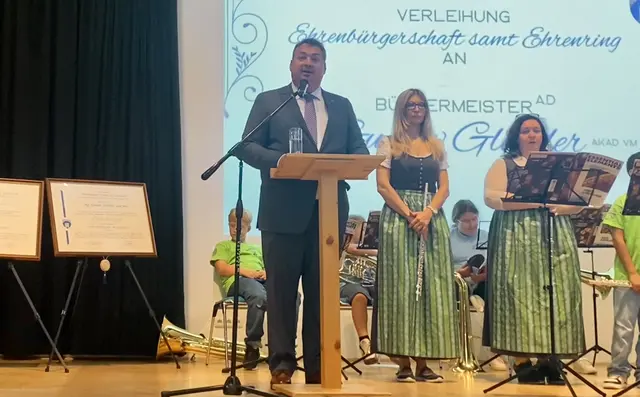 Alt-Bürgermeister und Ehrenbürger Gustav Glöckler bei seiner Dankesrede; re. Musikverein Wöllersdorf-Steinabrückl