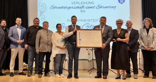 vlnr.: OV Mag. Günther Kittler, FP-Vzbgm. Gernot Forster, GR Roman Gräbner, GR Josef Binder, GR Barbara Haas, VP-Bgm. Florian Pfaffelmaier, Ehrenbürger und Bürgermeister a.D. Gustav Glöckler, Laudator gfBGR Ingrid Haiden, JGR Wolfgang Gaupmann und GR Petra Meitz und bei der Überreichung der Ehrenbürgerurkunde 