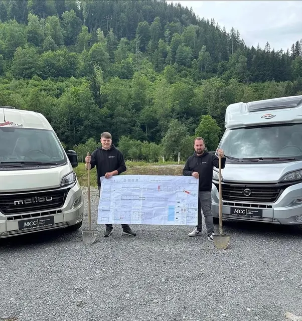 Firmengründer Manuel Lechner und Thomas Mühlbacher präsentieren die neue Werkstatthalle und Büros von MCC in Türnitz. | Foto: MCC