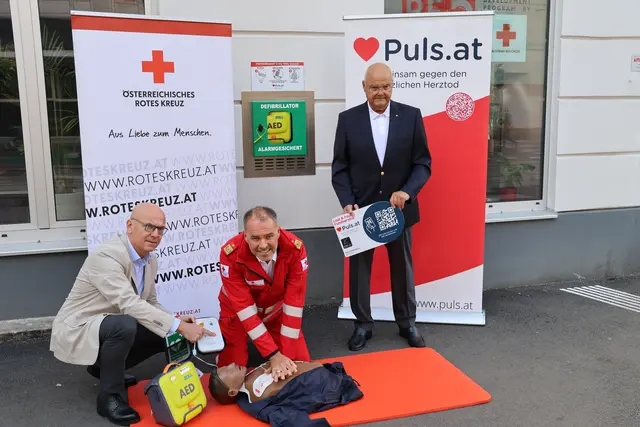 Ein neuer Defi soll auf der Wiedner Hauptstraße Leben retten. V.l.: Herbert Willer (Geschäftsführer Puls.at), Peter Kaiser (Stellvertretender Generalsekretär des Österreichischen Roten Kreuzes), Harry Kopietz (Präsident Puls.at) | Foto: ÖRK