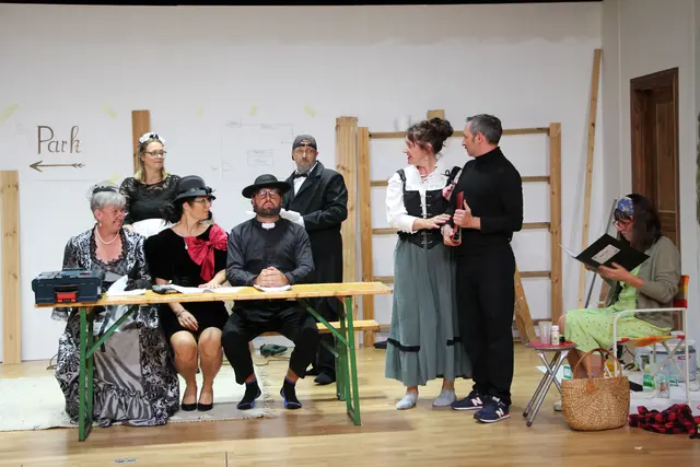 Das Ensemble von "Dieses mal was mit Niveau!" immer zwischen Chaos und Niveau. | Foto: Theaterverein Serfaus