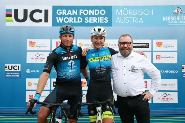 Die beiden polnischen Sieger beim 33. Neusiedler See Radmarathon mit Organisator Johannes Hessenberger.  | Foto: sportshot.de