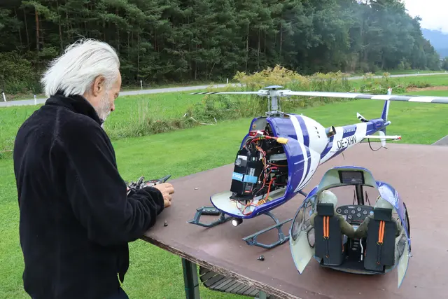 Sorgfältige Kontrolle der Technik ist Teil jedes Flugs. | Foto: Kendlbacher