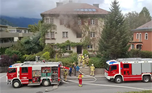 Im Einsatz standen die Freiwillige Feuerwehr Schwaz mit neun Fahrzeugen und rund 60 Einsatzkräften, die Rettung mit Notarzt sowie eine Polizeistreife mit Brandermittler. | Foto: zoom.tirol