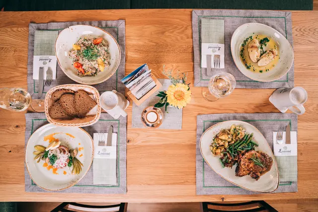Den ganzen Oktober stehen im Lindenhof heimische Wildspezialitäten auf der Karte.  | Foto: Gert Perauer