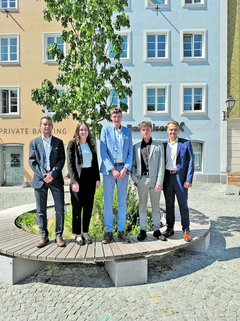 Die ausgezeichneten Lehrlinge: Tobias Blaha, Sandra Knonbauer, Fabio Drexler, Lenard Zehetner und Adrian Mayer (v. l.). | Foto: Foto: Raiffeisenbank Schärding