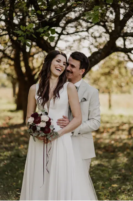 Am Samstag heirateten die beiden Trofaiacher Stefanie und Marcus vor der romantischen Kulisse des Weinguts Kolleritsch in Tieschen.  | Foto: Thesesparklingmoments
