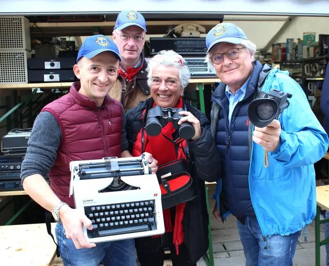 Der Lions Club Hohensalzburg veranstaltet seinen 61. Flohmarkt wieder im Europark auf der Piazza (Freigelände). 1962 erstmals ausgerichtet, zählt er zu Salzburgs größten Flohmärkten. Am Bild (v.li.): Andreas Egger, Klaus Tomasi (hinten), Lilo Horner und Reinhold Lassmann mit einigen Flohmarkt-Schätzen. | Foto: LC Hohensalzburg