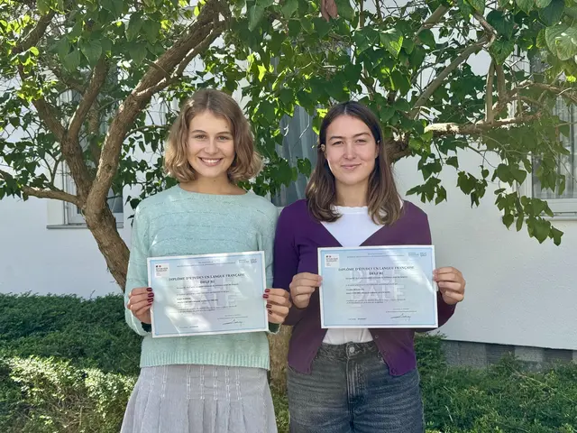 Esther Harner und Veronika Hülsmann mit ihren Zertifikaten. | Foto: Gym Braunau
