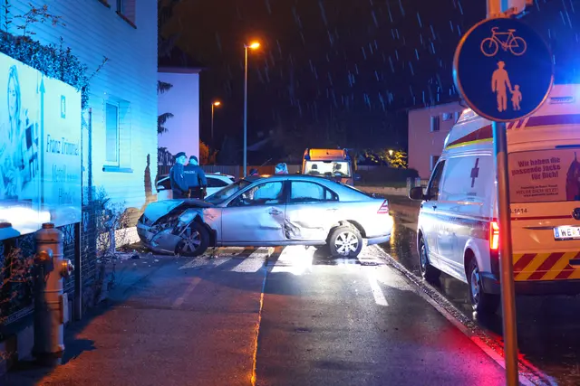 Auf der Laahener Straße in der Welser Vogelweide kommt ein Pkw von der nassen Fahrbahn ab und demoliert eine Hausfassade. | Foto: laumat.at