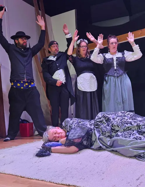 Wer oder was das Ensemble hier bedroht, das soll natürlich an dieser Stelle nicht verraten werden. | Foto: Theaterverein Serfaus