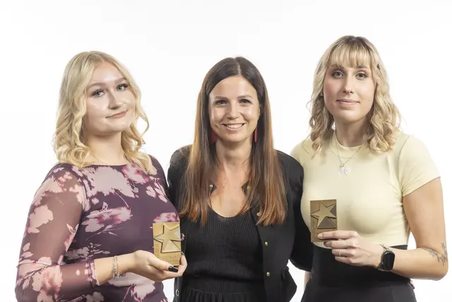Jaqueline Petritsch (Mitte) mit Kurmann Lena und
Peitler Larissa, die beide die Lehre zur Industriekauffrau mit Auszeichnung abgeschlossen haben. | Foto: Foto Fischer