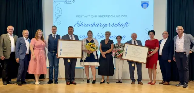 vlnr.: Bgm. Hubert Postiasi (Pernitz), NR Bgm a.D. Johann Rädler Laudator, Bgm. Katharina Trettler (Waldegg), Bgm. Florian Pfaffelmaier (Wöllersdorf-Steinabrückl), Ehrenbürger Alt-Bgm. Gustav Glöckler mit seiner Gattin Barbara, gf. Bildungsgemeinderätin Ingrid Haiden als Laudator, Ehefrau Helga Mohl mit Ehrenbürger Vzbgm.a.D. Hubert Mohl, Vzbgm. Friederike Hornung (Markt Piesting), Gemeindepfarrer und Dechant MMag. Waclaw Radziejewski und Bgm. Franz Stiegler (Gemeinde Matzendorf-Hölles)