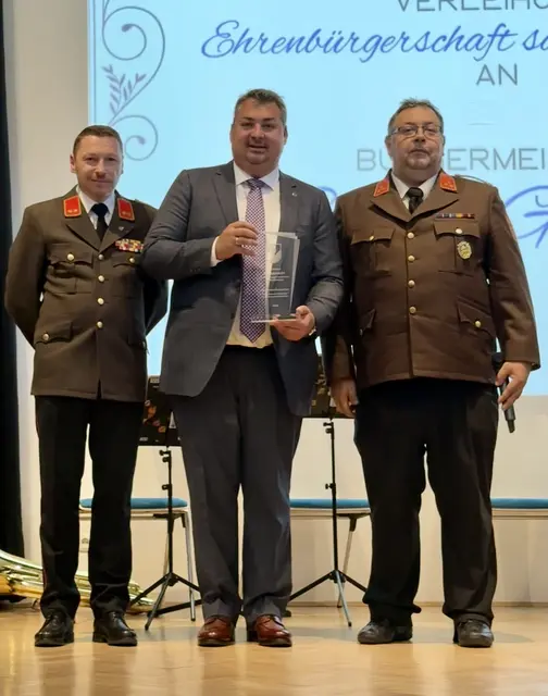 Feuerwehrkommandanten OBI Walter Pfisterer (FF Steinabrückl) und HBI Martin Huber (FF Wöllersdorf) danken Bgm.a.D. Gustav Glöckler für die ausgezeichnete und wertschätzende Zusammenarbeit.