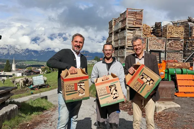 Vizebürgermeister Georg Willi (r.) mit Christoph Müller von Tiroler-Ofenholz und Jens-Uwe Müller (l.) vom Innsbrucker Hilfswerk  | Foto: M. Freinhofer
