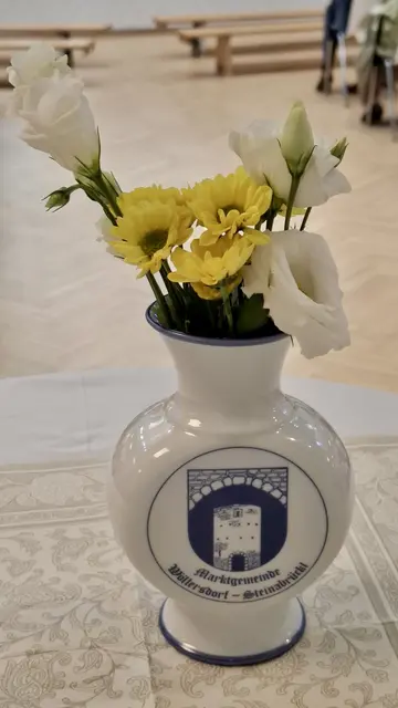 Dekorationsvase mit Blumen der Marktgemeinde Wöllersdorf-Steianbrückl 