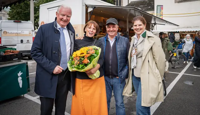 Zum letzten Mal auf der Schranne: Vizebürgermeister Florian Kreibich (l.) und Marktamtsleiterin Constanze Antosch (r.) haben sich heute von Jakob Itzlinger und seiner Frau Sandra verabschiedet. | Foto: Stadt Salzburg/Alexander Killer