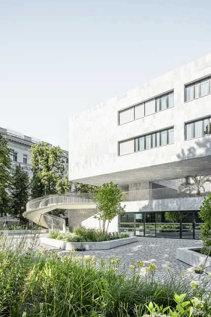 Die Wendeltreppe von der Terrasse in den Garten ist der berühmten Wendeltreppe des Brasilianischen Präsidentenpalastes nachempfunden. | Foto: tschinkersten fotografie