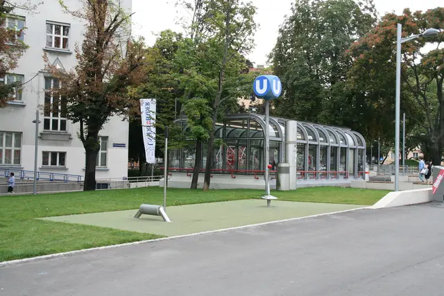 Der Reumannplatz wird bereits jetzt von Videokameras überwacht. | Foto: Karl Pufler