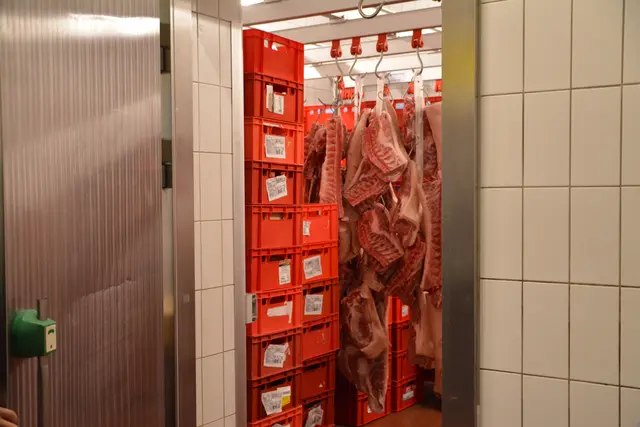 In der hauseigenen Fleischerei wird das Fleisch für die Kunden frisch verpackt. | Foto: Rosenberger Victoria