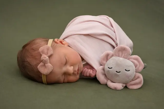 Name: Fiona
Geburtsdatum: 07.09.2025
Gewicht: 3.020 g
Größe: 49 cm
Eltern: Jasmin und Alex Gangl aus Klöch | Foto: Babysmile