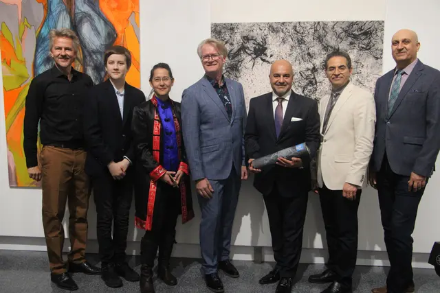 Kulturreferent Hermann Mauritsch (Mitte) überreichte ein Kaleidoskop an Davood Khazaie (3.v.r.) und dem Direktor von Pashmin Art Consortia, Nour Nouri (2.v.r.) | Foto: Josef Hofmüller