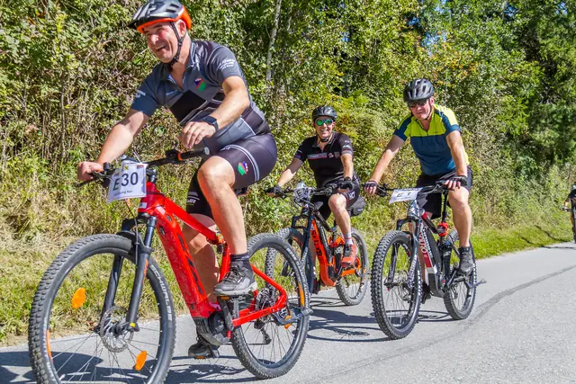 E-Bike-Fahrerinnen und Fahrer aus der Region schenkten sich nichts und lieferten sich ein spannendes Rennen. | Foto: WSV Thaur/M.schiffthaler