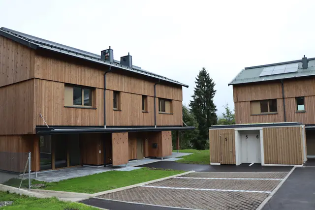 Alle Häuser sind Passivhäuser und wurden in Holzmassivbauweise errichtet. | Foto: Christiane Nimpf