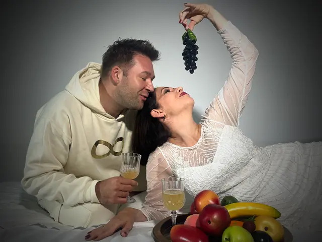 Denkt nicht mehr an die Sorgen, die euch quälen! – Markus Mader als Jupiter und Stefanie Telser als Alkmene. | Foto: Stadttheater Kufstein