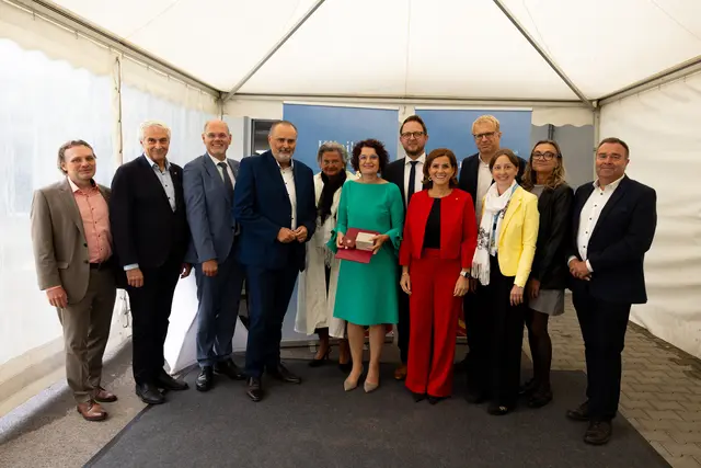 v.l.: Roland Graschitz (Direktor Recht Gesundheit Burgenland), Stephan Kriwanek (Med. GF Gesundheit Burgenland), Franz Öller (Kfm. GF Gesundheit Burgenland), Landeshauptmann Hans Peter Doskozil, Veronika Batthyány-Strattmann (Ehrenmitglied des Vereins der Freunde des Krankenhauses Kittsee), Anna Kettner (scheidende ärztliche Direktorin Klinik Kittsee), Dieter Feitek (Kfm. Direktor Klinik Kittsee), Bettina Ziniel (Pflegedirektorin Klinik Kittsee), Andreas Predl (Finanzdirektor Gesundheit Burgenland), Helene Sommer-Keckeis (Direktorin Personal Gesundheit Burgenland), Brigitte Steininger (Betriebskörperschaft) und Dietmar Ochsenhofer (Betriebsrats-Vorsitzender Gesundheit Burgenland)  | Foto: LMS Burgenland/Stefan Wiesinger