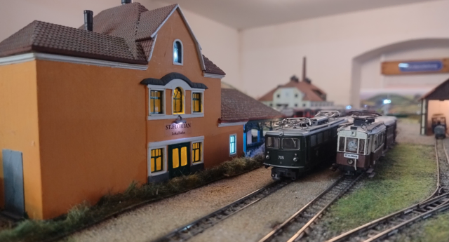 Im Bahnhof Sankt Florian. Rechts der Originaltriebwagen aus Messingblech geätzt. Links eine umgespurte 6/6 der räthischen Eisenbahn. | Foto: Modellbahnclub Sankt Florian
