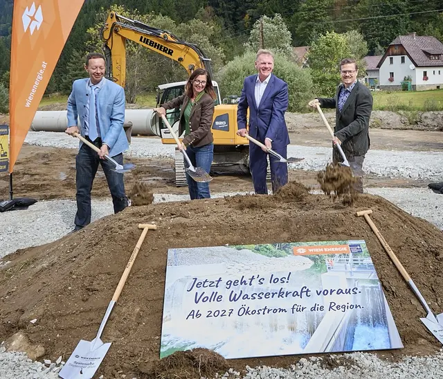 Nahmen den Spatenstich vor: Karl Gruber (Geschäftsführer Wien Energie), Nicola Kofler (Geschäftsbereichsleiterin für den erneuerbaren Ausbau bei Wien Energie), Michael Strebl (Vorsitzender der Wien-Energie-Geschäftsführung) und Günter Gangl (Bürgermeister Rottenmann) | Foto: Wien Energie/Birgit Steinberger