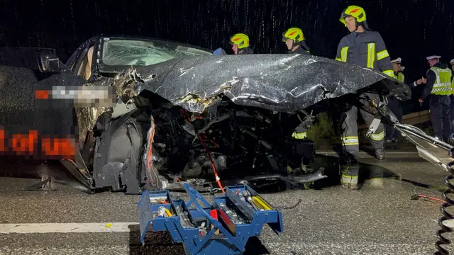 Die Bergung beider Unfallfahrzeuge wurde durch die FF Mautern/Donau mit ihrem Wechselladefahrzeug sowie mit dem Abschleppanhänger der FF Palt durchgeführt. | Foto: DOKU NÖ