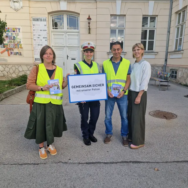 Anna Horvath (Obfrau Elternverein), BezInsp. Martina Haas, Ilhan Aktas (Lehrer), Dir. Gerda Metu.
 | Foto: Elternverein VS Joefstadt