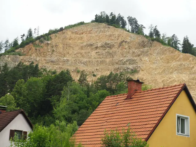 Der Steinbruch am Leobener Galgenberg befindet sich in unmittelbarer Nähe einer Wohnsiedlung. | Foto: Gaube